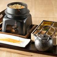京都米を含むブレンド米を使用し、絆オリジナルのだしと麺つゆで炊き上げた釜飯は絶品。素揚げした素麺の食感とともに楽しめます。写真の『素麺釜飯』など和風はもちろん、洋風アレンジの釜飯も用意されています。