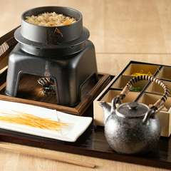 素揚げした素麺の食感とともに楽しめる。絆オリジナルのだしと麺つゆで炊き上げた『釜飯』