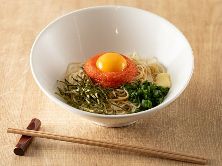 博多産明太子とバターの抜群の組み合わせ。温そうめんも充実『明太釜玉バターそうめん 生めん(温)』