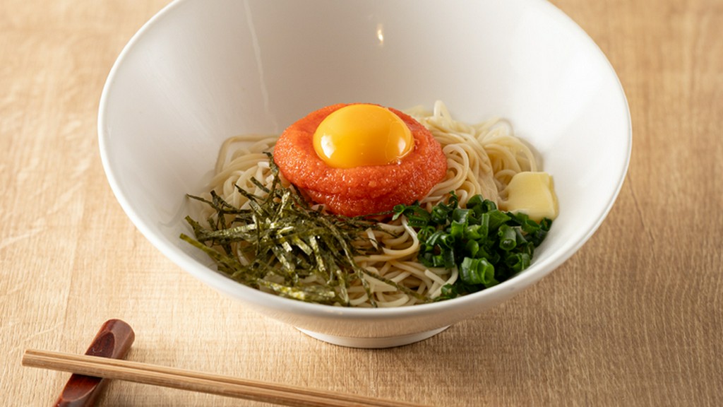 博多産明太子とバターの抜群の組み合わせ。温そうめんも充実『明太釜玉バターそうめん 生めん（温）』
