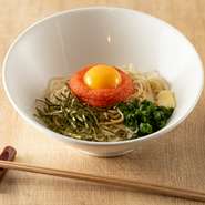 冷そうめんはもちろん、温そうめんも充実しています。写真の『明太釜玉バターそうめん 生めん（温）』は、博多産明太子とバターの抜群の組み合わせ。食べる際はよく混ぜてください。