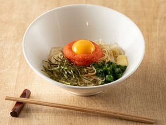 博多産明太子とバターの抜群の組み合わせ。温そうめんも充実『明太釜玉バターそうめん 生めん（温）』