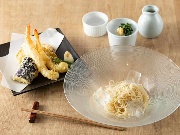 独自のブレンドでつくられた自家製のつけ汁も自慢。種類豊富な看板メニュー『そうめん(冷)』