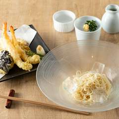 独自のブレンドでつくられた自家製のつけ汁も自慢。種類豊富な看板メニュー『そうめん（冷）』