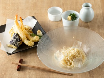 独自のブレンドでつくられた自家製のつけ汁も自慢。種類豊富な看板メニュー『そうめん（冷）』