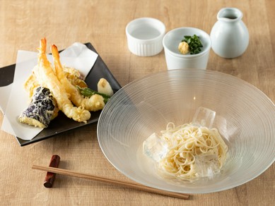 独自のブレンドでつくられた自家製のつけ汁も自慢。種類豊富な看板メニュー『そうめん（冷）』