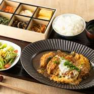 素麺専門店ですが、素麺以外のフードメニューもオススメです。人気の『絆定食』は、写真のカツ煮のほか、コロッケ・からあげ・豚しょうが焼き・豚キムチなど、メインを選べる定食になっています。
