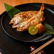 新潟グランドホテルの直営レストランとして、和牛やのど黒、コシヒカリなど、新潟県産の多彩な食材を取り入れた料理を提供。新潟県出身の料理長が手がける、地域独自の味わいを大切にした逸品と出合えます。