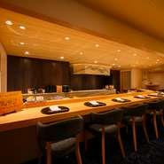 『心静茶味香（心静かなれば茶味かんばし）』の禅語を由来とする店名の通り、心の雑念を払い料理を味わえる、穏やかな空間が広がります。カウンターに座り匠の技に見惚れる、清々しいひと時を過ごしてはいかが。