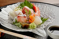 ・お造り 一人前(三種盛り) 2,860円
・お造り 一人前(五種盛り) 4,180円
・お造り 南蛮海老 1,650円