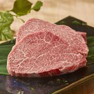 ・雪室熟成和牛 サーロインステーキ（70ｇ）5,390円
・厳選和牛 フィレステーキ（100ｇ）10,450円