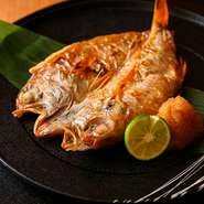 新潟県産ののど黒は、希少価値が高く、豊かな旨みを蓄えているのが特長。一夜干しにすることで、濃厚な風味とふっくらした食感が引き立ちます。
※入荷困難な時期もあります。