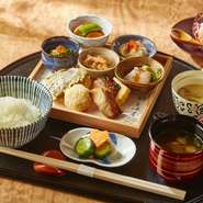 季節の食材をすこしずつ盛り込みました。内容は日替わりとなります。