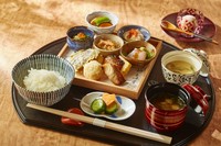 季節の食材をすこしずつ盛り込みました。内容は日替わりとなります。