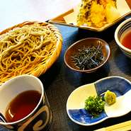 揚げたての天婦羅と、のど越しの良い布海苔そば