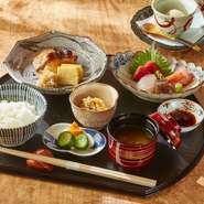 鮭の粕漬け
お造り 小鉢
御飯 味噌汁 香の物
デザート