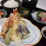 本日の日替わり料理（または天婦羅盛り合わせ）
お造り 小鉢
御飯 味噌汁 香の物
デザート