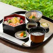 海鮮ちらし・煮物鉢・味噌汁・香の物・デザート