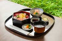 海鮮ちらし・煮物鉢・味噌汁・香の物・デザート