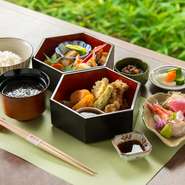 美味色々・お造り・焼物・天婦羅・南蛮海老真丈・御飯・味噌汁・香の物・デザート