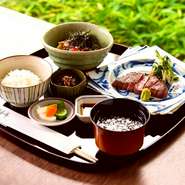 雪室熟成和牛ステーキ・サラダ・小鉢・ご飯・味噌汁・香の物・デザート