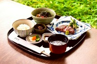 雪室熟成和牛ステーキ・サラダ・小鉢・ご飯・味噌汁・香の物・デザート