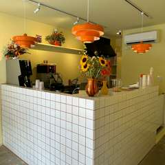 白いタイルとイエローべージュが基調のおしゃれな店内