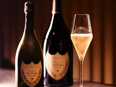 ソムリエ厳選のワインや日本酒、焼酎など豊富に取り揃えています