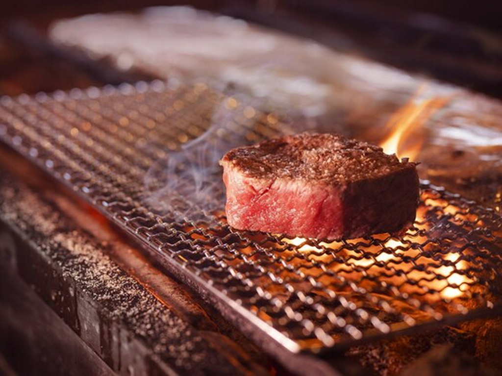 炭火でじっくり焼き上げる絶品のA5ランクステーキに舌鼓