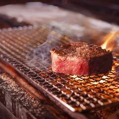 炭火でじっくり焼き上げる絶品のA5ランクステーキに舌鼓