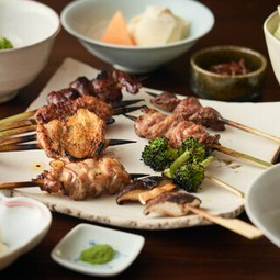 京赤地鶏、A5ランク神戸牛、旬の食材を楽しめるスペシャルコース