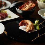 炭火焼7種類を始め、旬の食材を活かした先付、お茶漬け又は更科蕎麦、がお楽しみいただけます。