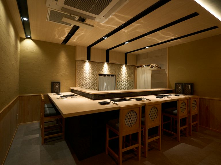 臨場感も楽しめるカウンター席。限定メニューも必見