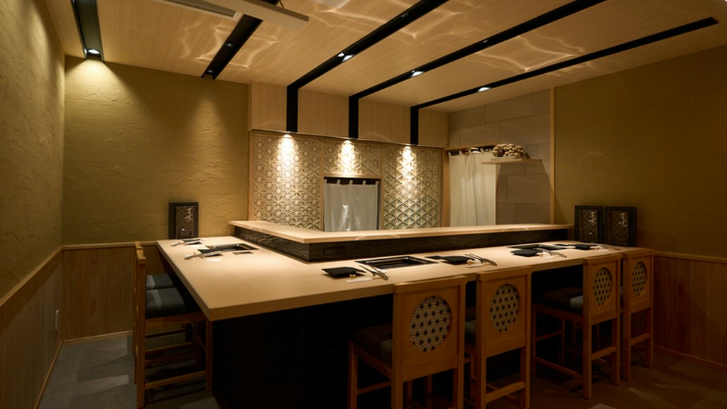 臨場感も楽しめるカウンター席。限定メニューも必見