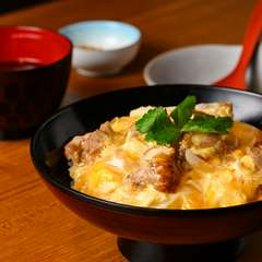 香ばしい炙り肉と濃厚卵、親子丼の新境地『極上親子丼』