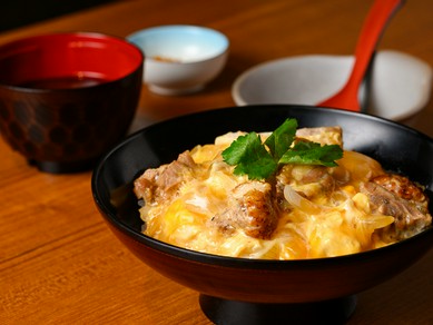 香ばしい炙り肉と濃厚卵、親子丼の新境地『極上親子丼』