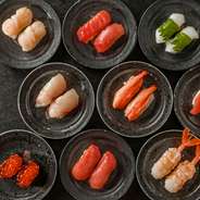 海鮮は素材に拘る本格派！旬の魚介を様々なルートで仕入れ、こだわりをもって厳選したものだけをご提供いたします。季節や仕入れ状況で内容が異なる旬のネタがたっぷり楽しめる寿司酒場です！