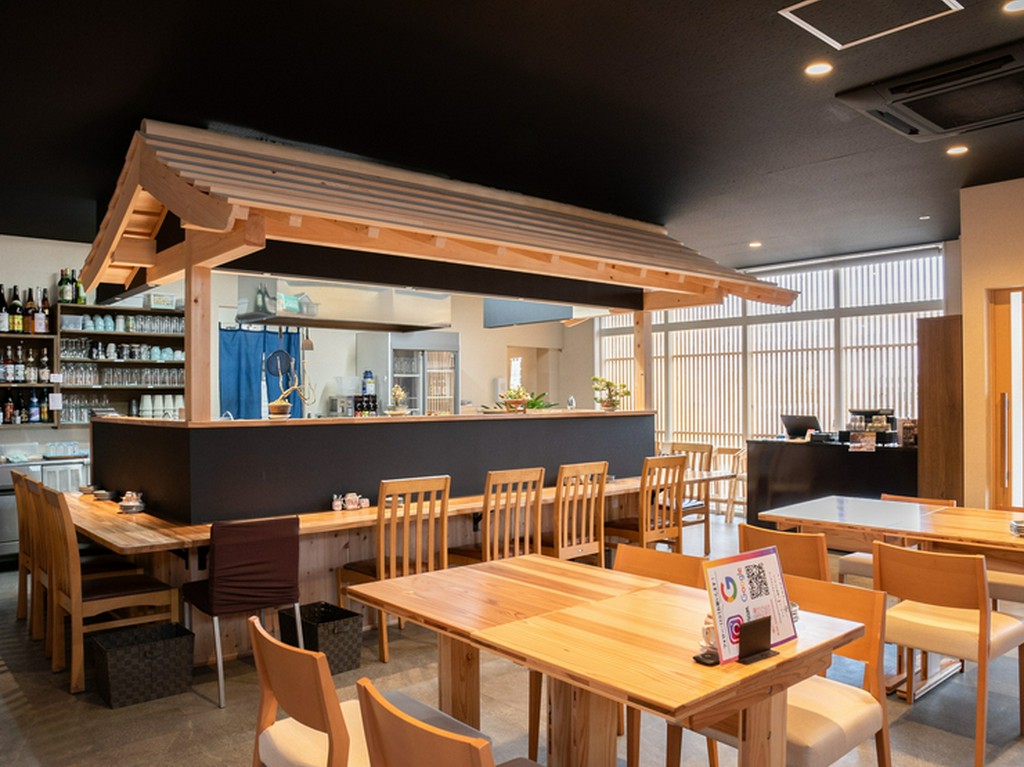 家族連れも気兼ねなく羽を伸ばせる店内