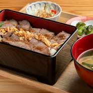 ランチタイムの女子会はもちろん、ディナータイムにはお酒の進む一品料理を多数用意。友人同士の集いに重宝できるお店です。お酒の種類も豊富で、おしゃべりを楽しみながら優雅な時間を過ごせます。