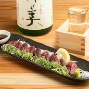 予約限定でコース料理も相談可。宴会など特別な集まりにもオススメです。旬の素材を活かした多彩な料理と共に、楽しい一時を過ごしてみませんか。コースは事前の電話予約必須なため、希望時には早めに相談を。