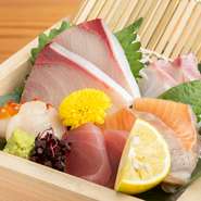 当日朝締めた新鮮なお刺身の盛り合わせ。とれたての旬の鮮魚をシンプルなスタイルで賞味あれ。