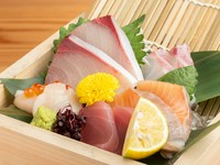 当日朝締めた新鮮なお刺身の盛り合わせ。とれたての旬の鮮魚をシンプルなスタイルで賞味あれ。