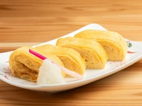 淡路島「北坂養鶏場」のこだわり卵を使った出汁巻き。王道のプレーンはもちろん、ねぎをふんだんに使った『ねぎまみれ』、出汁たっぷりの『出汁まみれ』もオススメです。