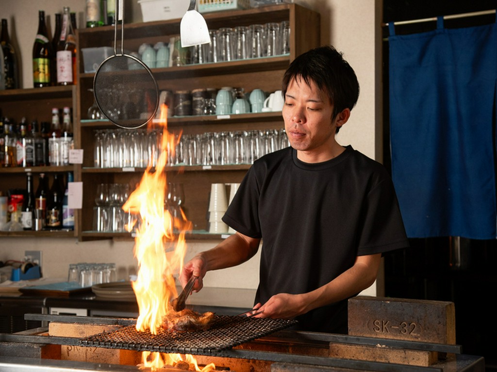 夜は炉端焼きを提供。地元の方も新たな魅力を発見できる場所