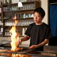 ディナータイムは炉端焼きを中心とした居酒屋として営業。地元淡路島の人も多く訪れるとのこと。淡路島の食材を使った料理は、地元の方も新たな淡路島の魅力を発見できます。