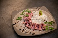 希少部位トウガラシのコールドビーフ～グラナパダーノチーズとバルサミコのタリアータ風～