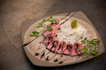 希少部位トウガラシのコールドビーフ～グラナパダーノチーズとバルサミコのタリアータ風～