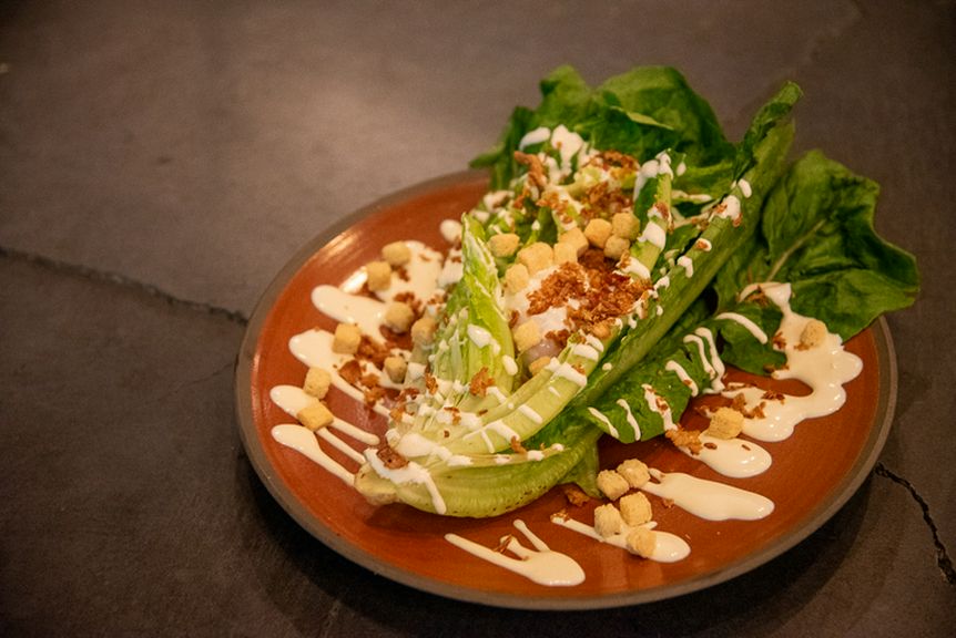 スモークベーコンと丸ごとレタスのグリルサラダ〜温玉生野菜ドレッシング〜