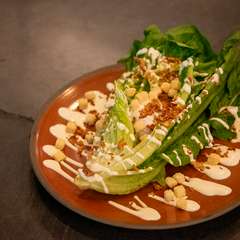 スモークベーコンと丸ごとレタスのグリルサラダ～温玉生野菜ドレッシング～