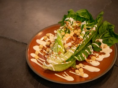 スモークベーコンと丸ごとレタスのグリルサラダ～温玉生野菜ドレッシング～